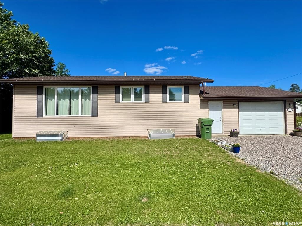 Property Photo: 1504 Studer Street SK S0J 1L0