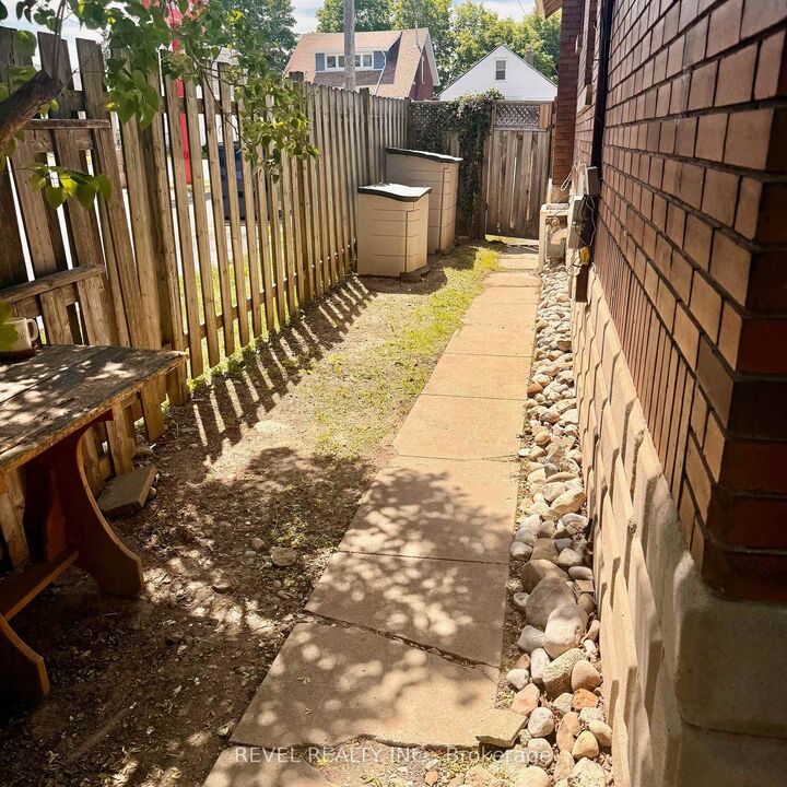 Property Photo: 368 Wharncliffe Road S ON N6J 2M1