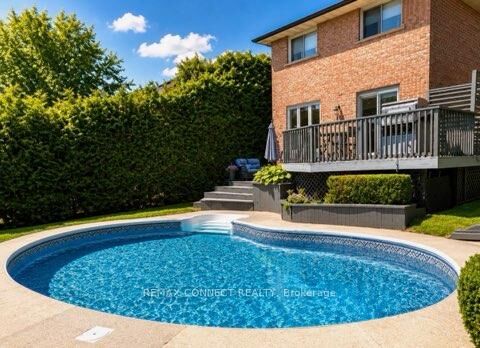 27 Radford Crescent — photo 1
