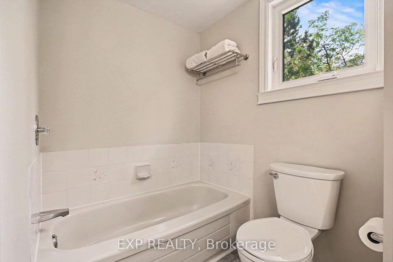 Property Photo: 1856 Summerfields Crescent ON K1C 7B7