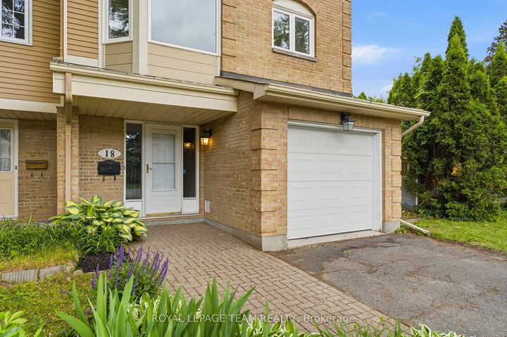 Property Photo: 18 Arbordale Crescent ON K2G 5C6