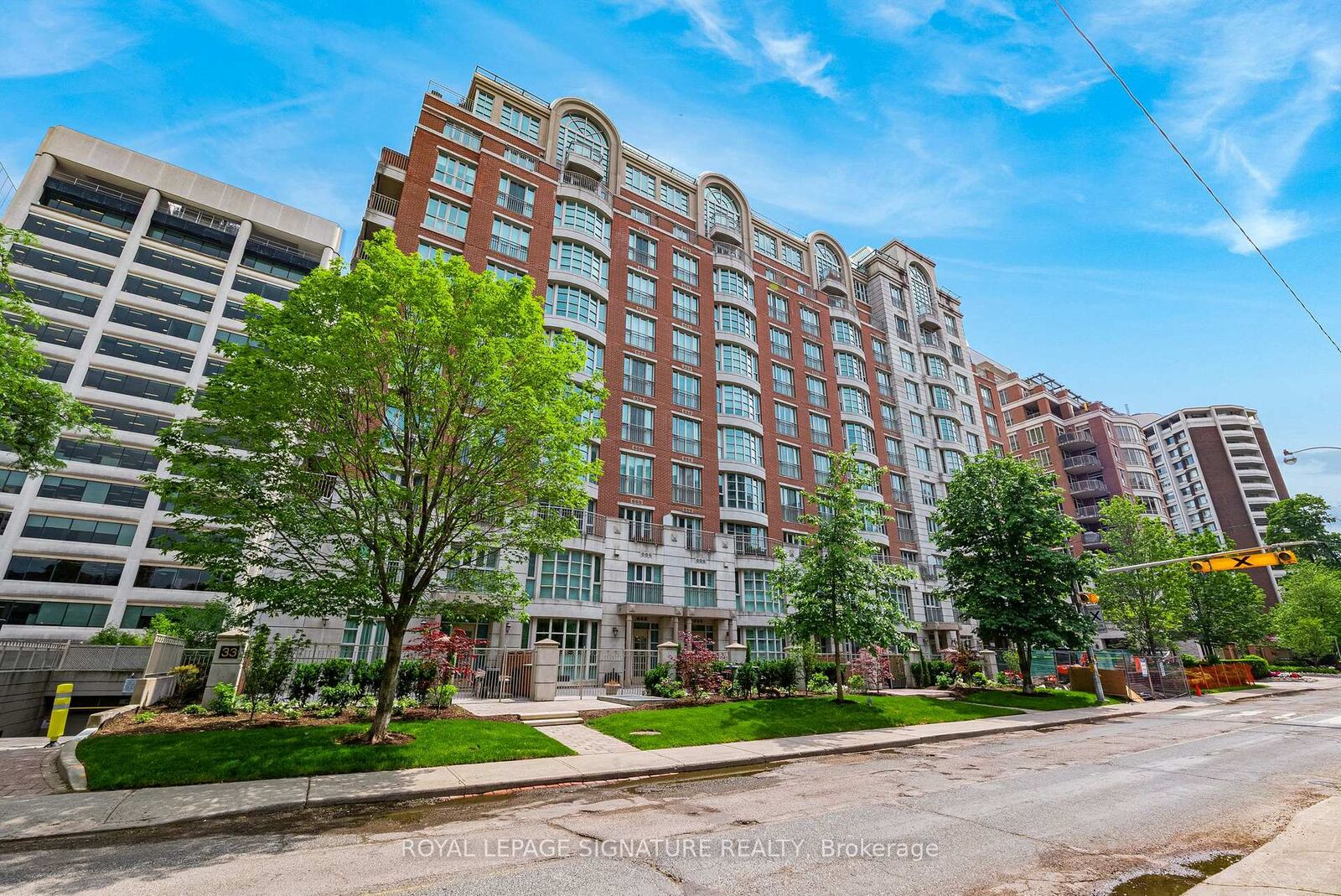Property Photo: 33 Delisle Avenue 1004 ON M4V 3C7