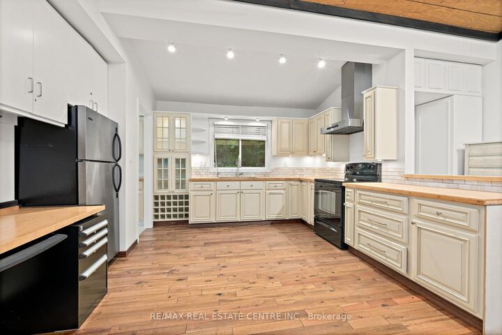 Property Photo: 19 Old Pavillion Road ON L7C 3J8