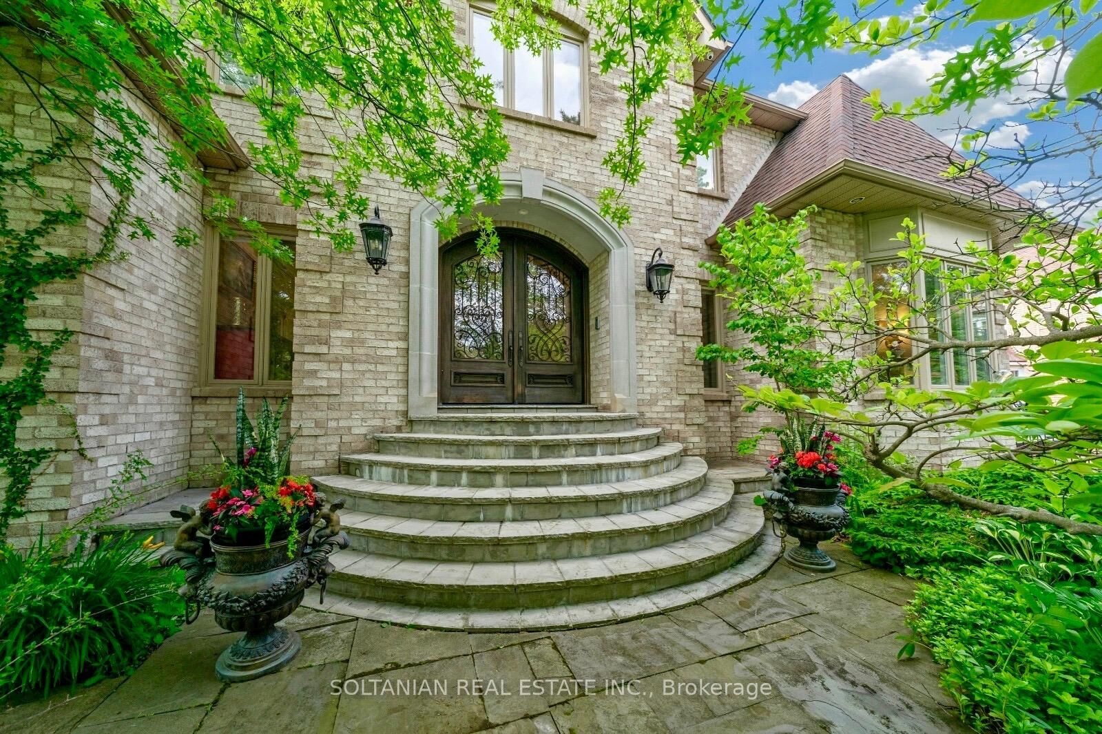 Property Photo: 6 Fairfield Place ON L3T 7M7