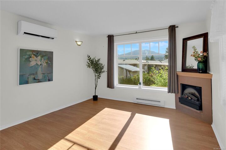 Property Photo: 80 Fifth St #7 BC V9R 1N1