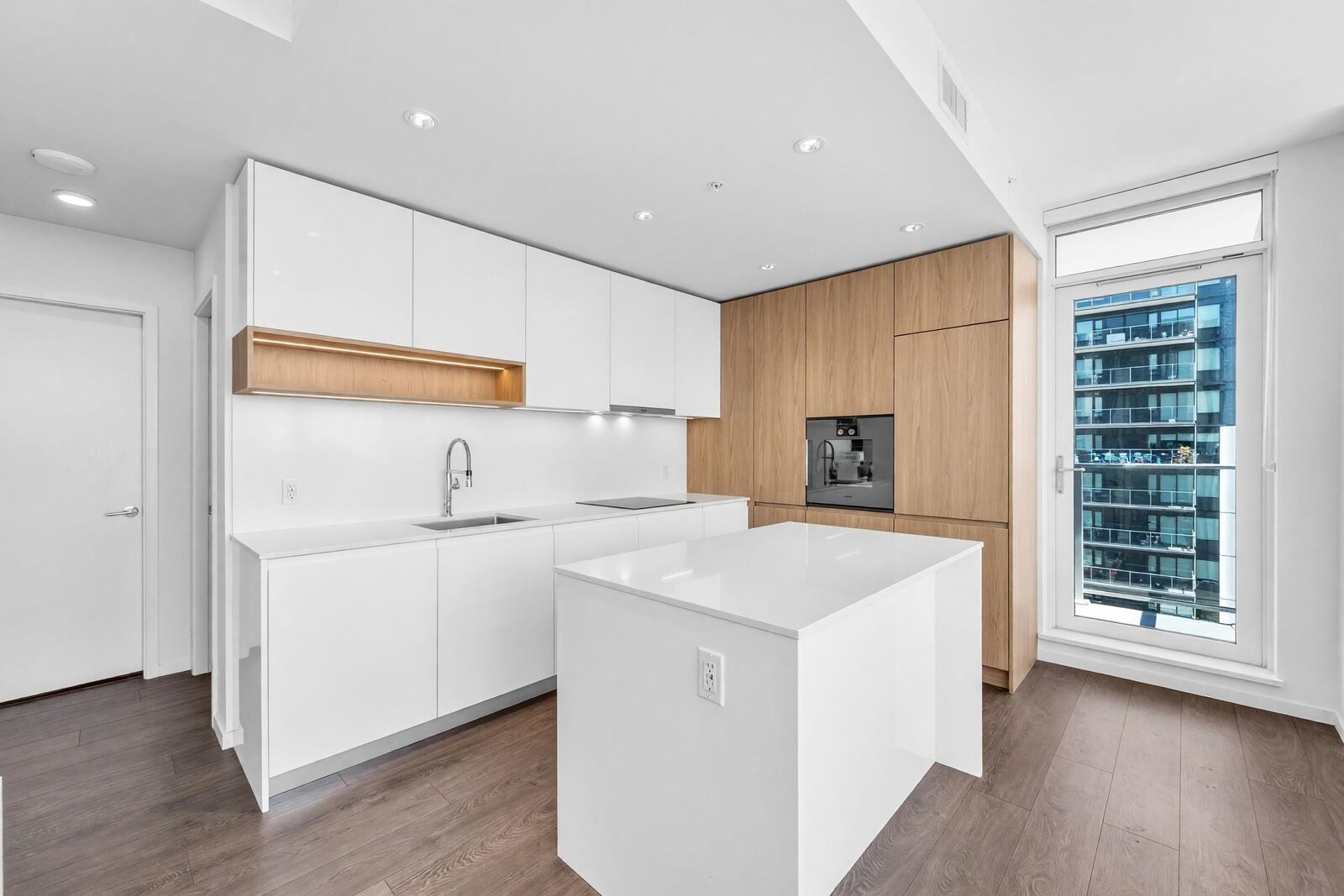 Property Photo: 6808 Minoru Boulevard 902 BC V6Y 0M7