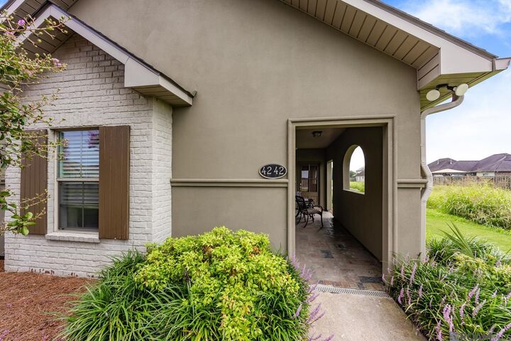 Property Photo: 4242 Home Place Dr LA 70710
