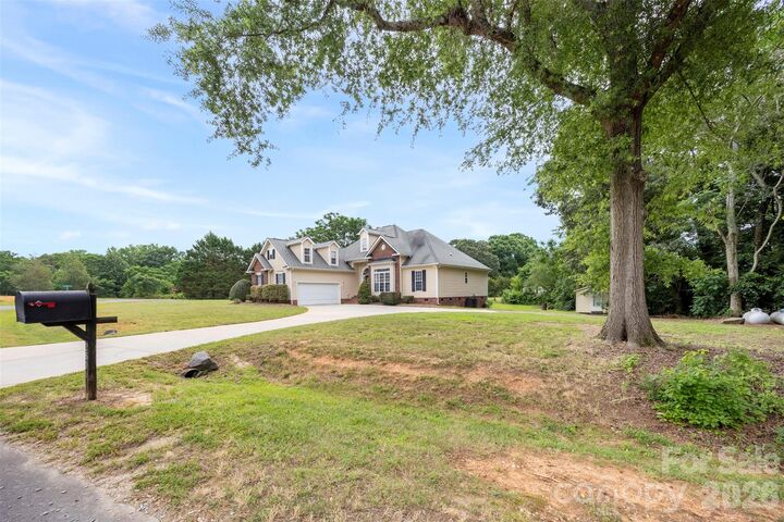 Property Photo: 2801 Sweetgrass Lane NC 28112