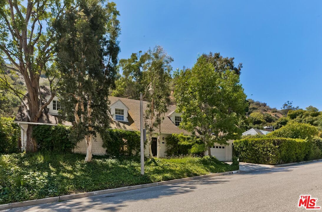 Property Photo:  1041 Chantilly Rd  CA 90077 