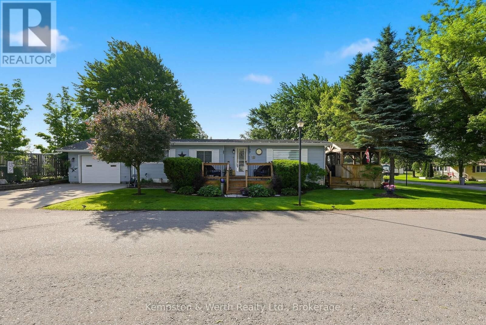 Property Photo: 90 Fairview Crescent ON N4W 3G8