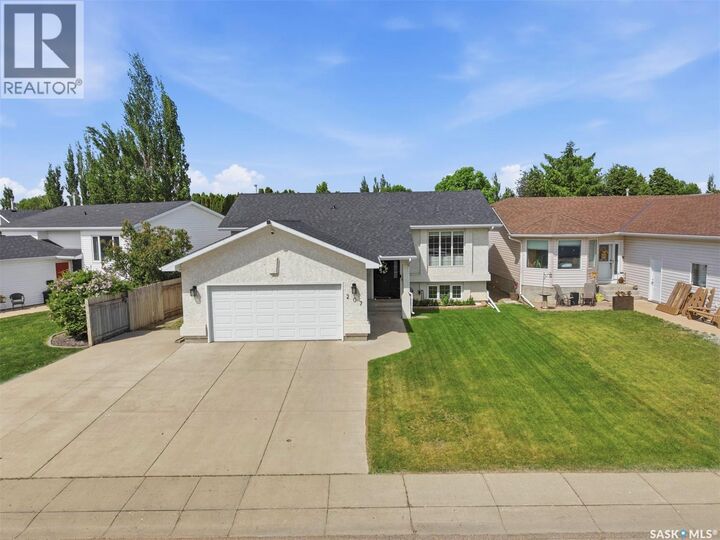 Property Photo: 207 Sumner Crescent SK S7L 7L7