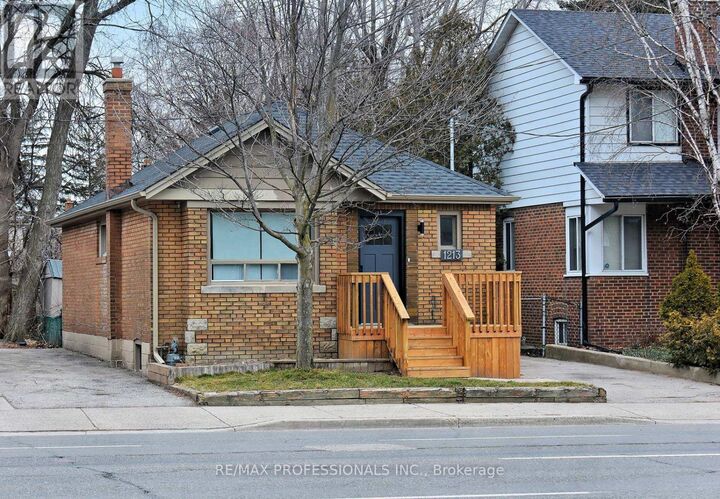 Property Photo: 1213 Islington Avenue ON M8Z 4T2
