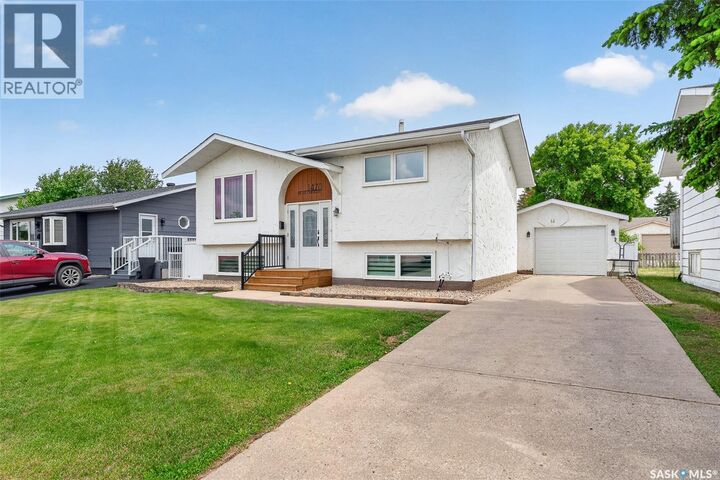 Property Photo: 1470 Sioux Crescent SW SK S6H 7H6