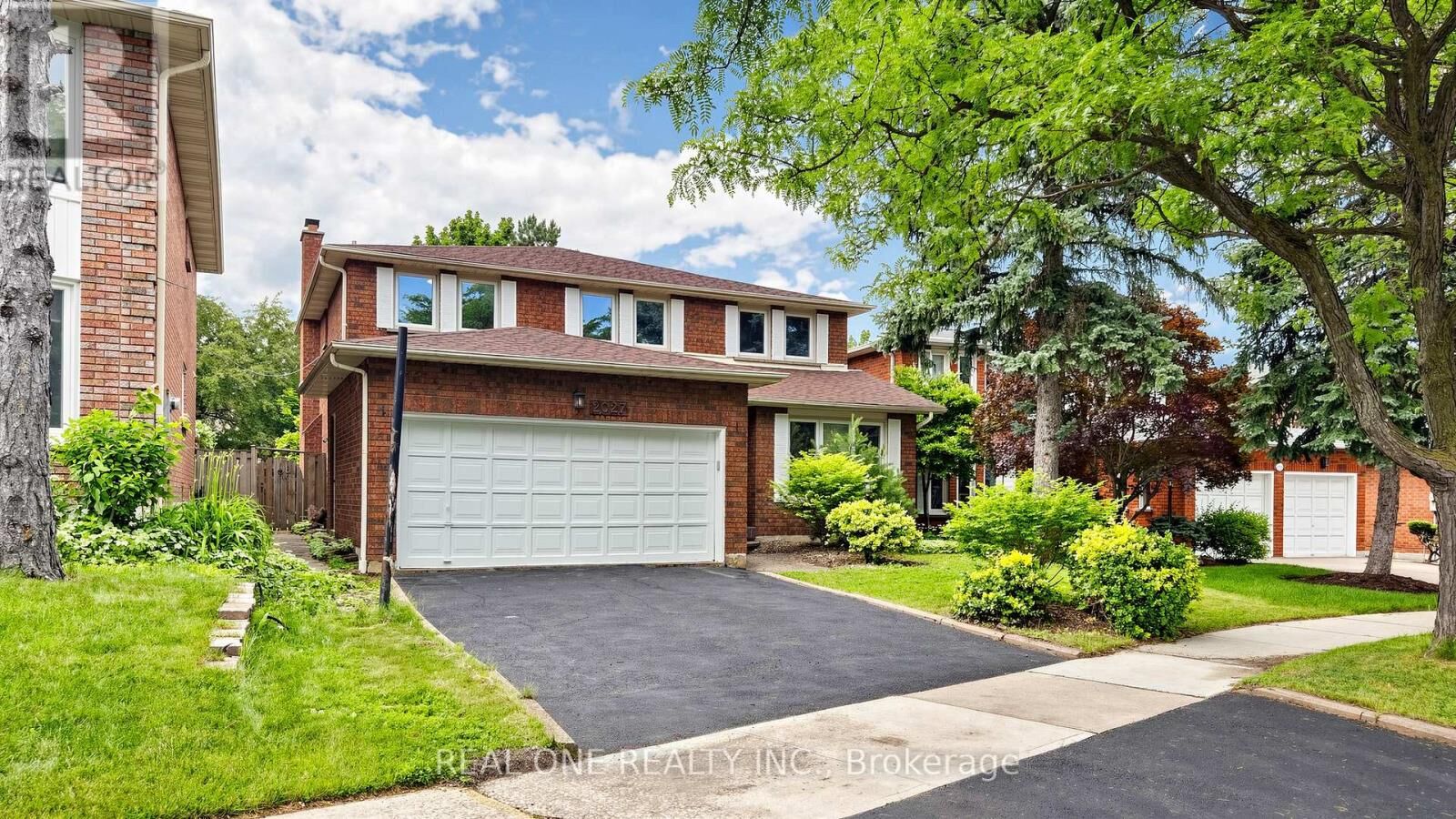 Property Photo: 2027 Roy Ivor Crescent ON L5L 3N7
