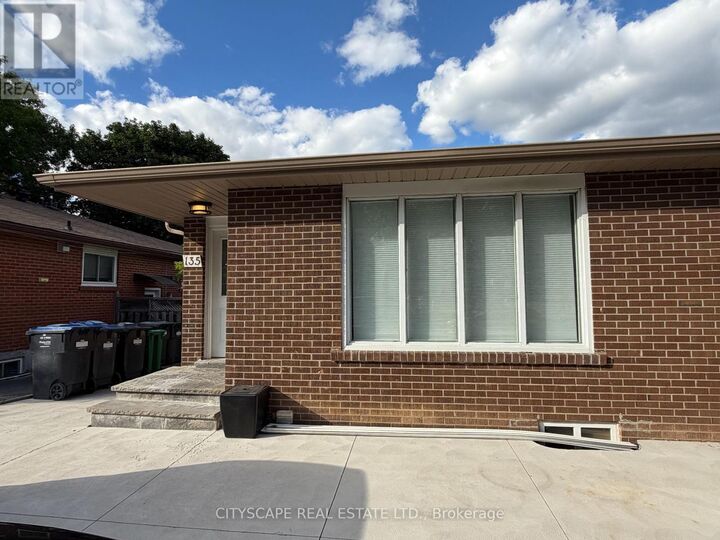 Property Photo: 135 Bonham Boulevard Upper ON L5M 1C8