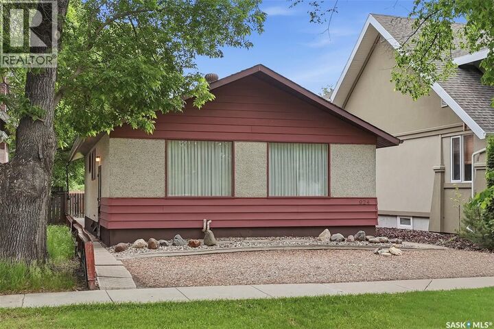 Property Photo: 924 9th Avenue N SK S7K 2Z4