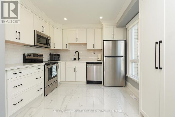 Property Photo:  70 Courtleigh Square  ON L6Z 1J3 