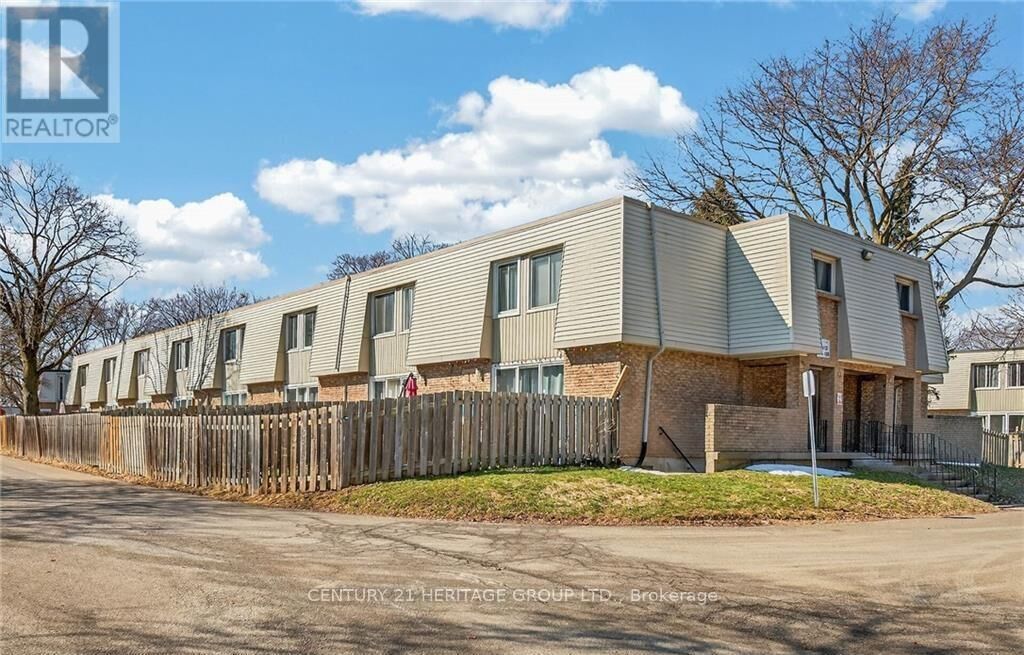 Property Photo:  17 Old Pine Trail 182  ON L2M 6P9 