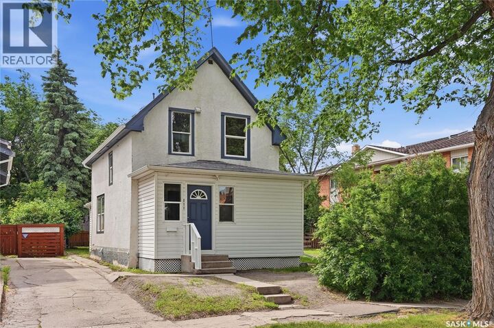 Property Photo: 211 N Avenue S SK S7M 2N1