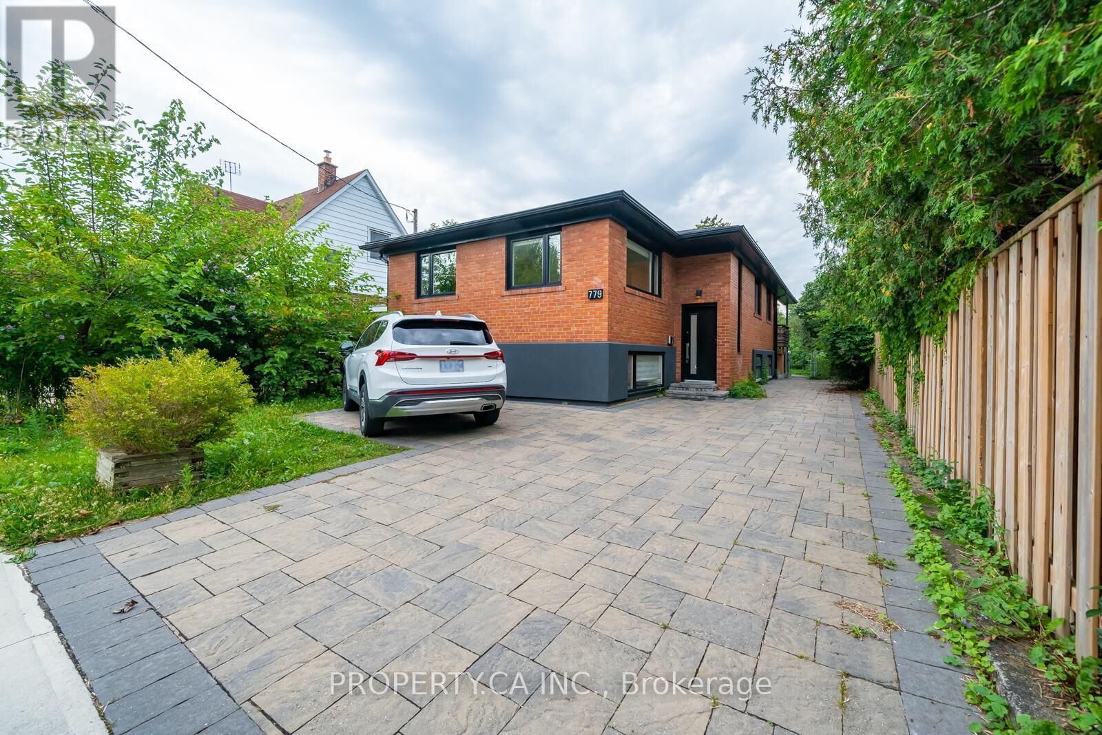 Property Photo:  779 Willowdale Avenue Main  ON M2N 5B5 
