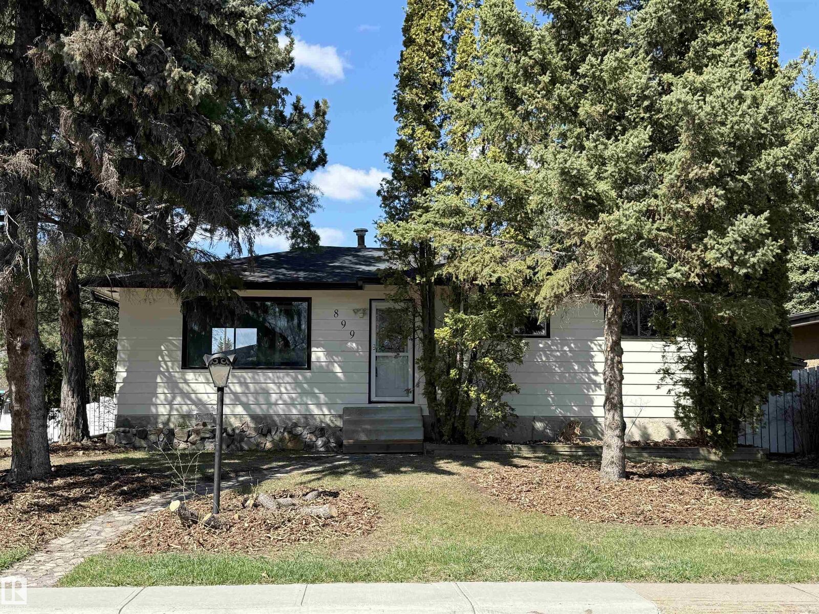 Property Photo:  899 Alder Avenue  AB T8A 1V4 
