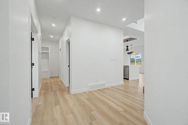 Property Photo:  4 Willow Heights Drive  AB T7Z 2J9 