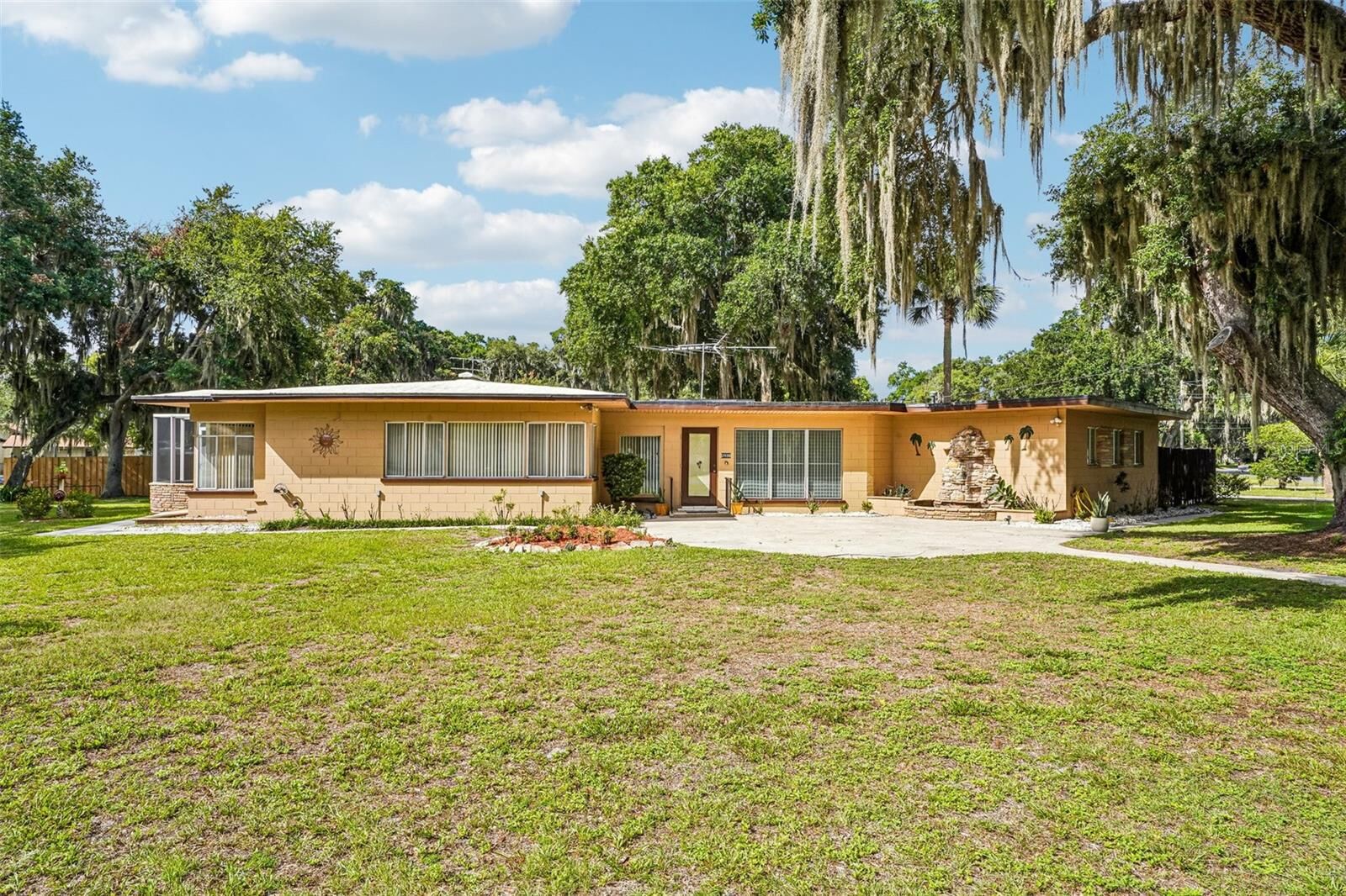 Property Photo: 2936 Lake Joanna Drive FL 32726
