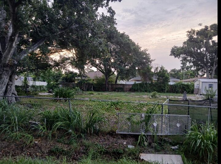 Property Photo: 4116 Locust Avenue FL 34234