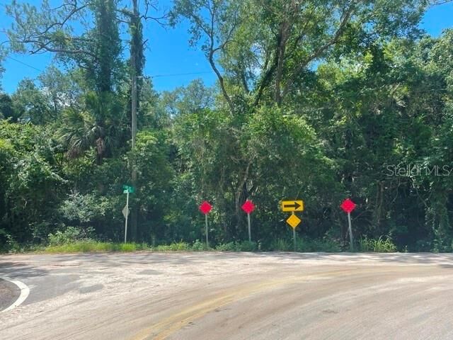 Property Photo: 2075 Country Road 75 FL 32110
