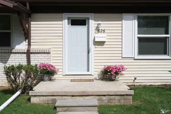 Property Photo:  626 John Rolfe Drive  MI 48162 