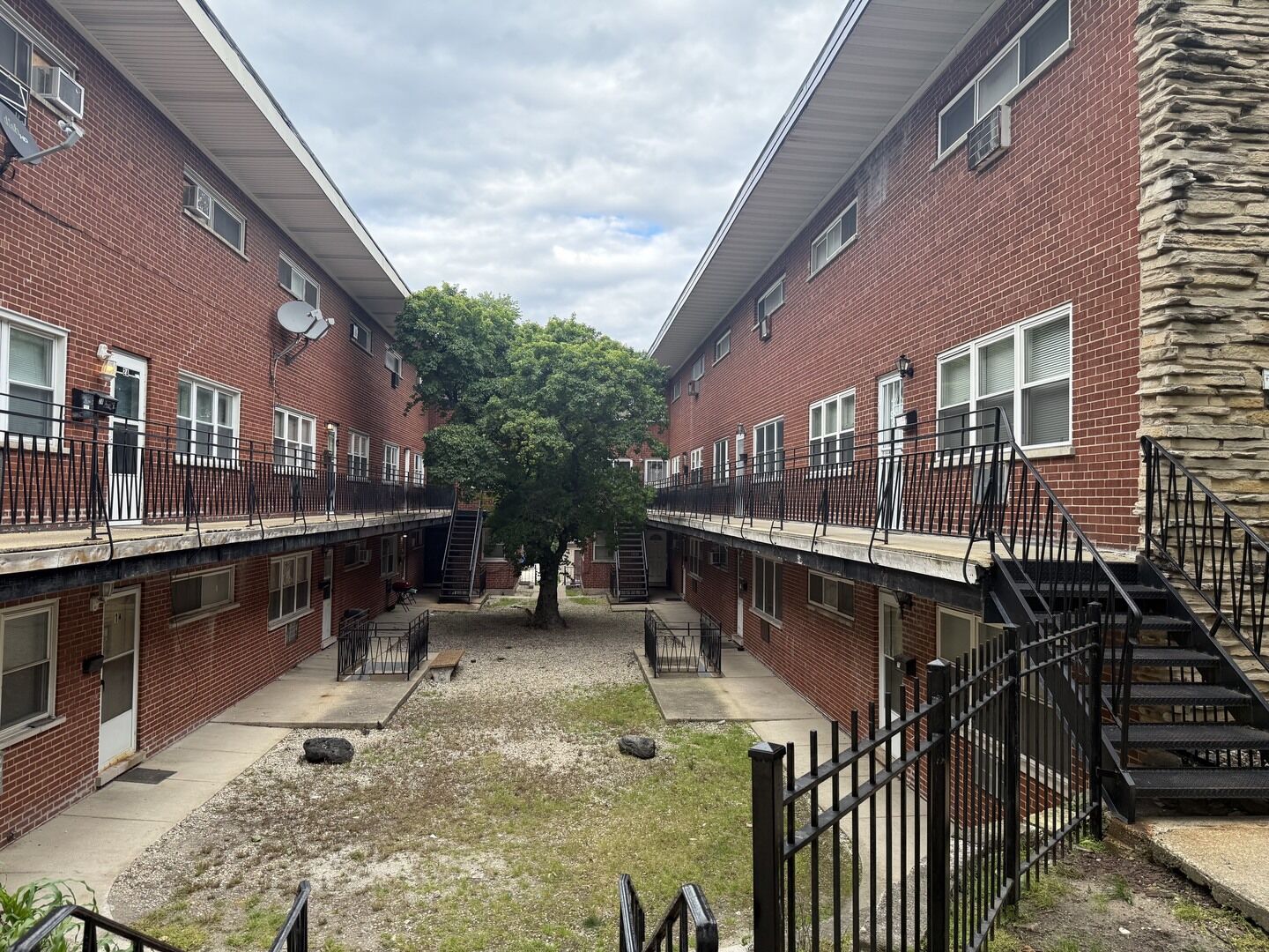 Property Photo: 6911 N Ridge Boulevard 2C IL 60645