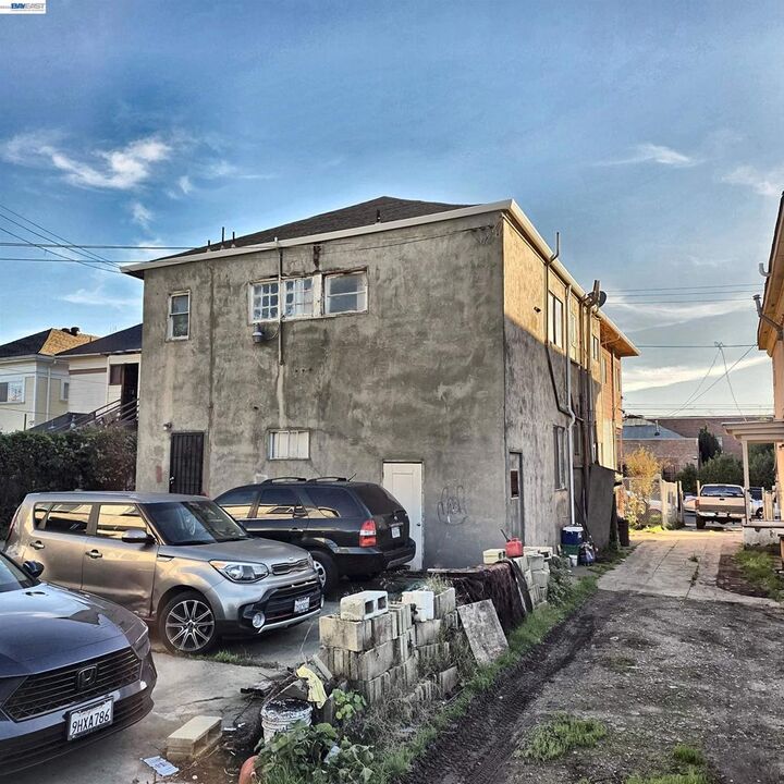 Property Photo:  708 30th St  CA 94609 