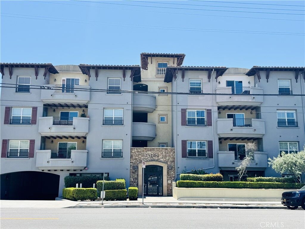 Property Photo:  13200 Moorpark 203  CA 91423 