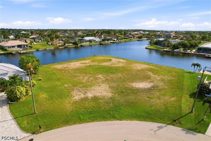 Property Photo:  3021 SW 27th Place  FL 33914 