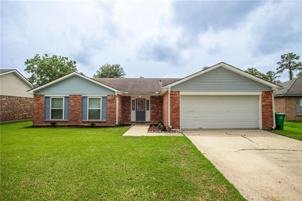 Property Photo:  105 Yorkshire Drive  LA 70458 