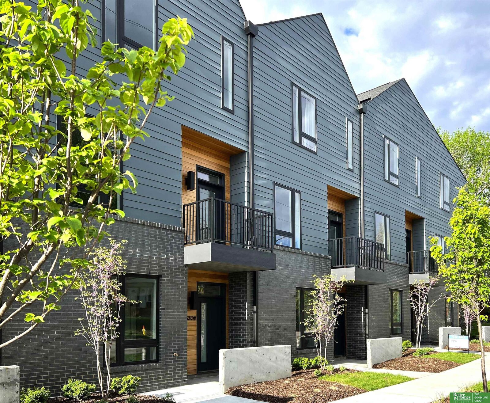 Property Photo: 5319 Elmwood Plaza NE 68106