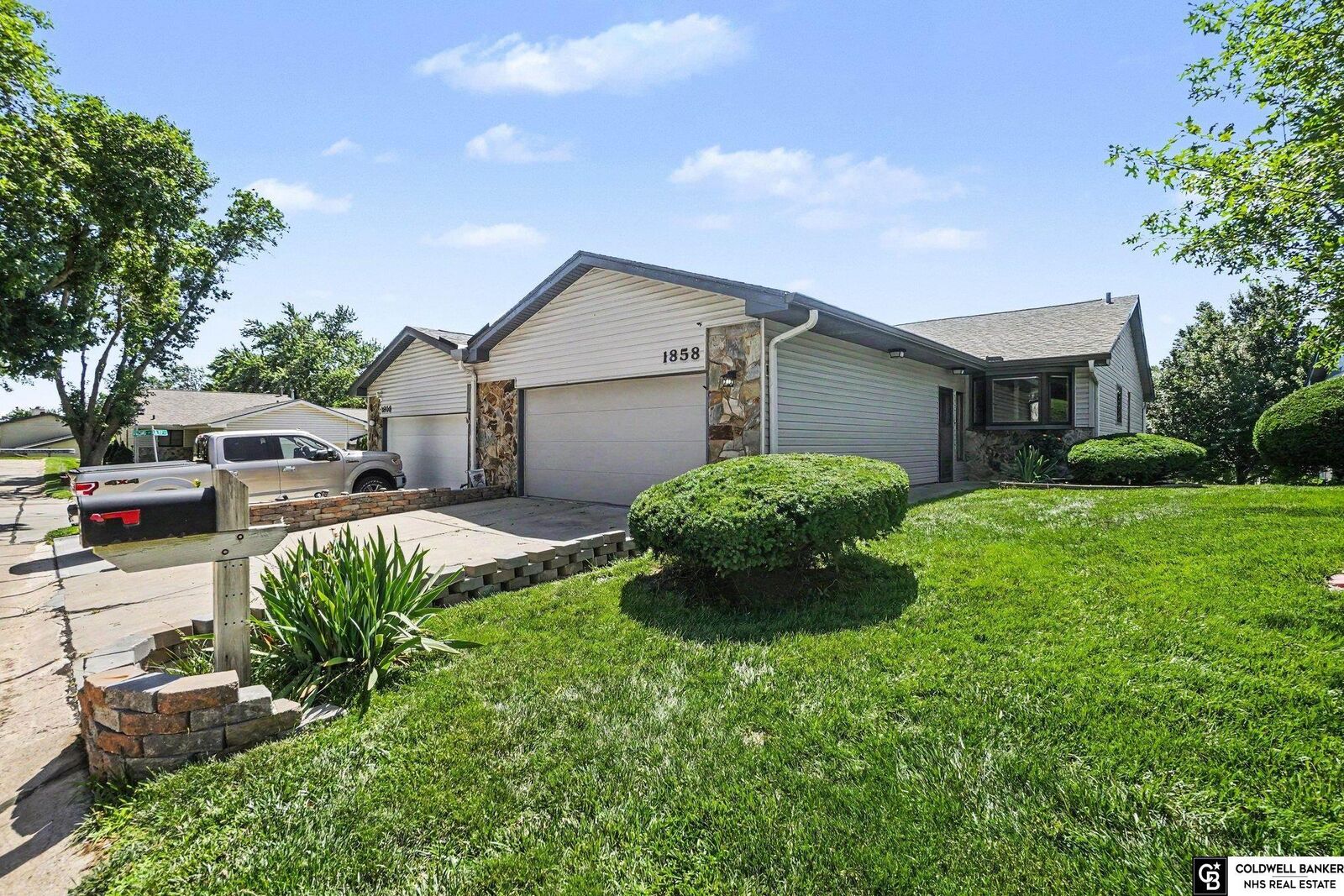 Property Photo:  1858 N 93 Court  NE 68114 