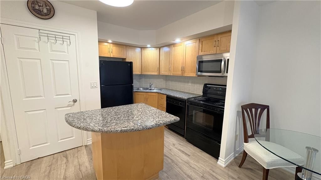Property Photo:  250 Wellington Street W 1729  ON M5V 3P6 