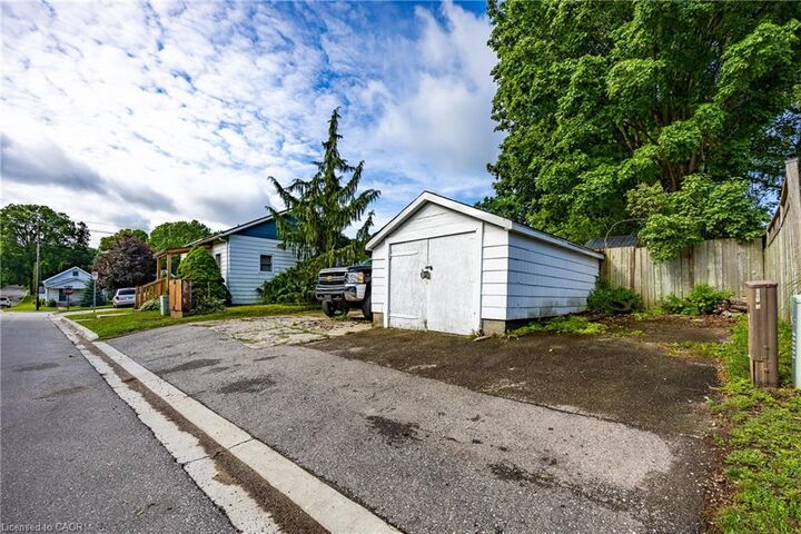 Property Photo: 122 Queen Street ON N5C 3A6
