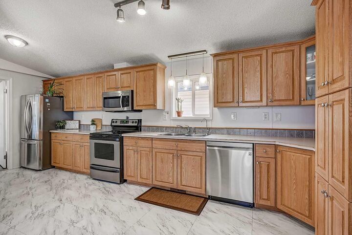 Property Photo:  653 Carley Close  AB T8W 5K5 