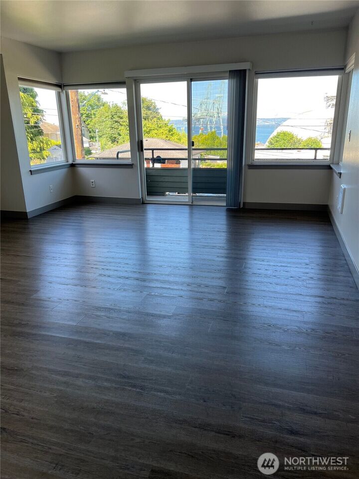 Property Photo:  2921  Federal Avenue 302  WA 98201 
