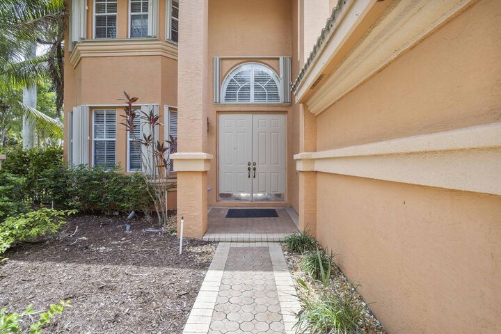Property Photo: 6370 Stonehurst Circle FL 33467