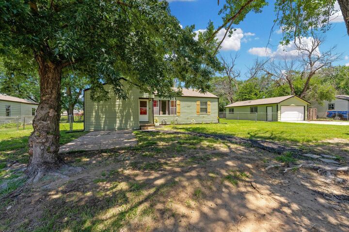 Property Photo:  542 W Sunrise Dr  KS 67217 