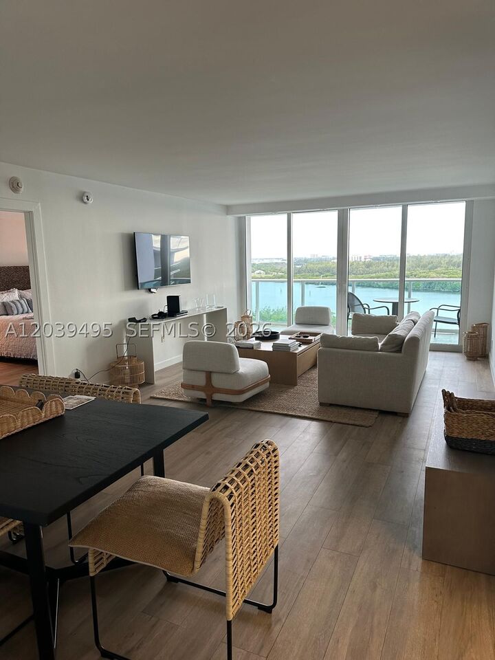 Property Photo:  100 Bayview Dr 1521  FL 33160 