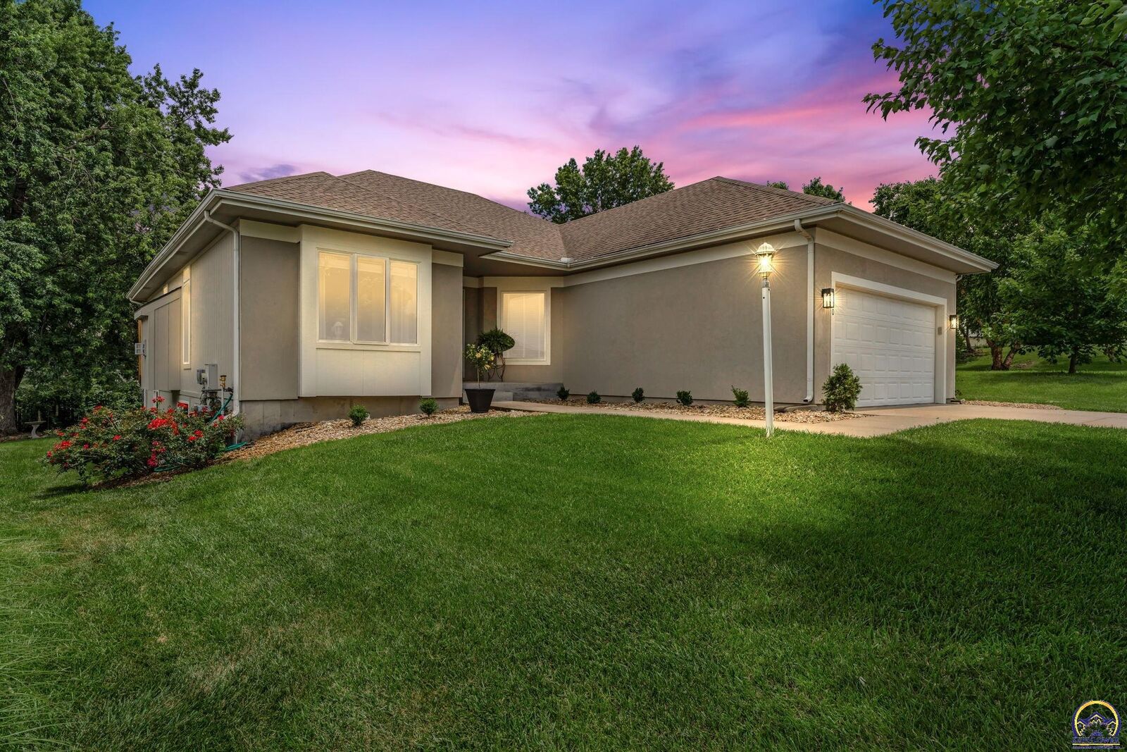 Property Photo:  940 SW Woodbridge Ct  KS 66606 