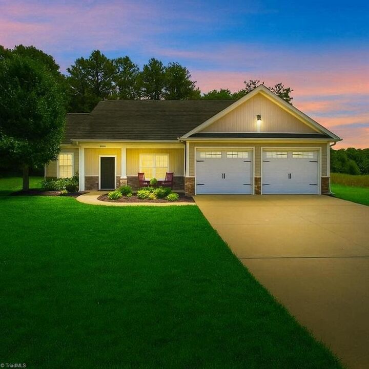 Property Photo: 2100 Waterford Pointe Road NC 27292