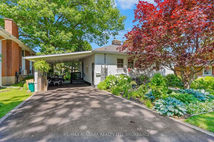 Property Photo: 48 Oakridge Crescent ON L3K 2T4