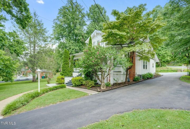 Property Photo: 808 Holly Avenue TN 37650