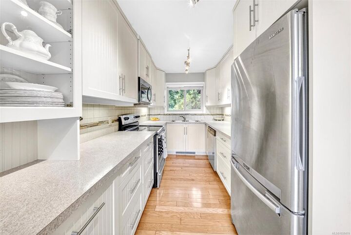 Property Photo:  946 Selkirk Ave #1  BC V9A 2V1 