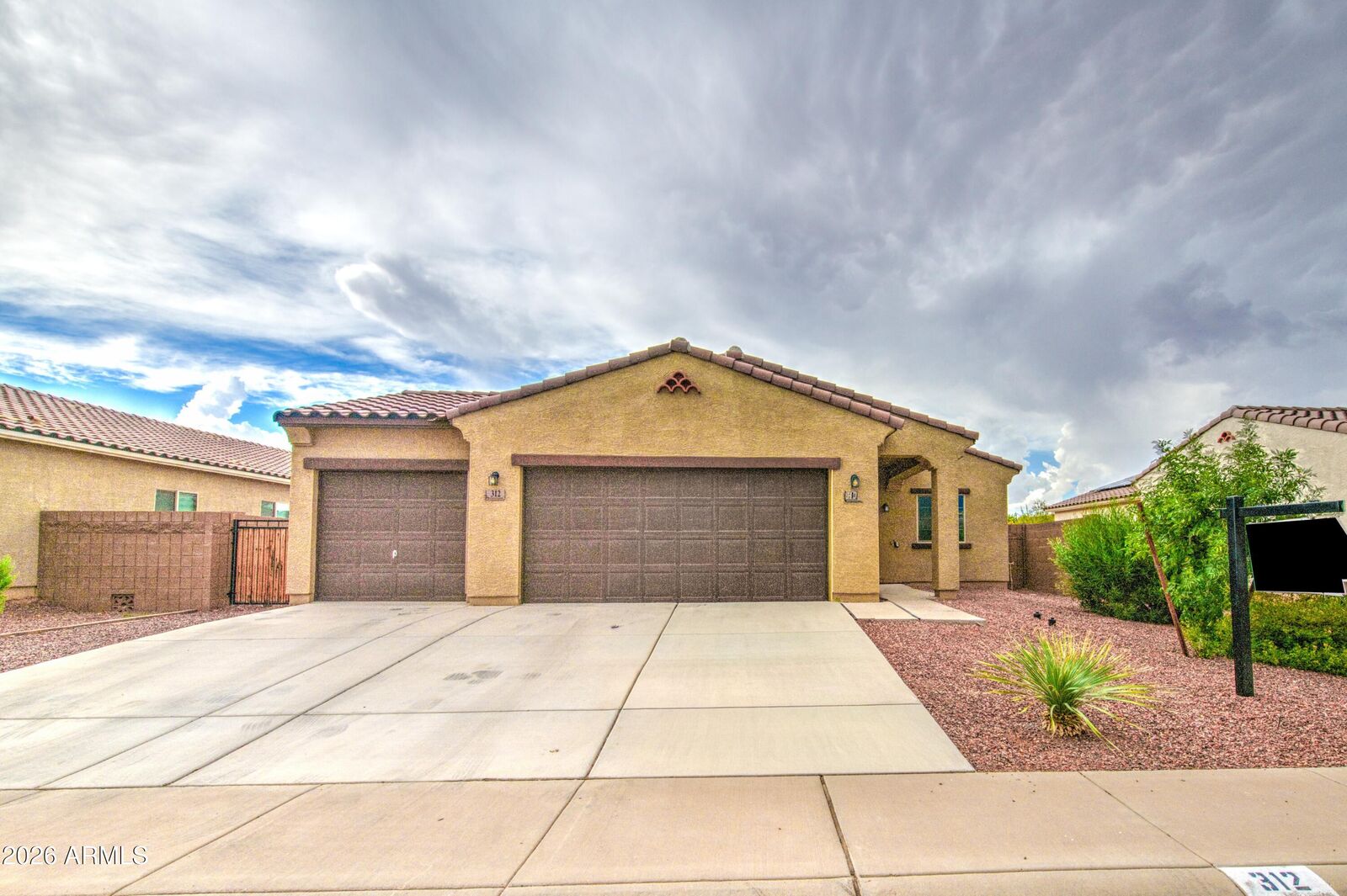 Property Photo: 312 E Rio Place AZ 85122